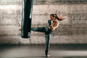 Lợi ích của kickboxing cho thể hình phụ nữ. Thay đổi cuộc sống từ những bài tập