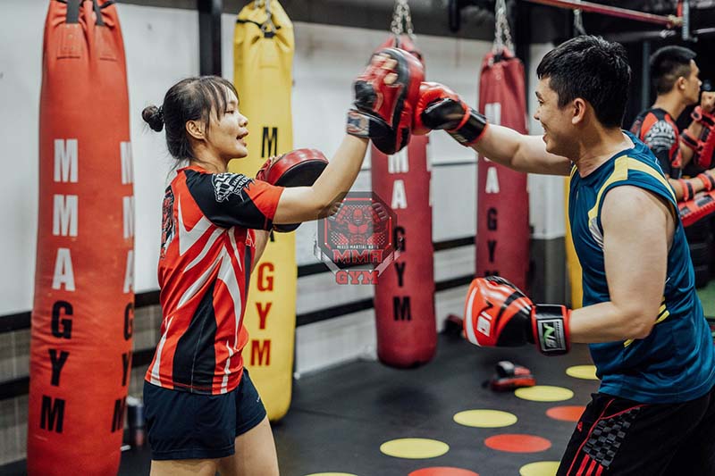 So sánh kỹ thuật giữa kickboxing và boxing