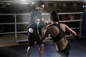 Mặc gì cho một buổi tập kickboxing: Hướng dẫn chi tiết cho người mới