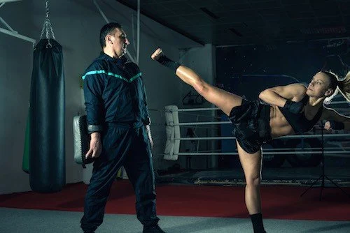 Học kickboxing trong bao lâu? Lợi ích khi học kickboxing